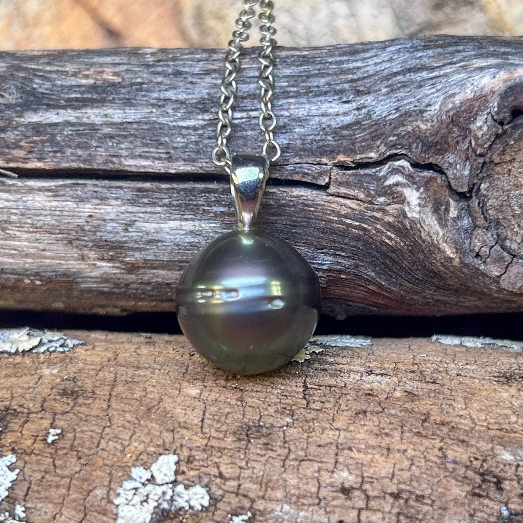 18kt White Gold 13mm Tahitian Black Pearl pendant