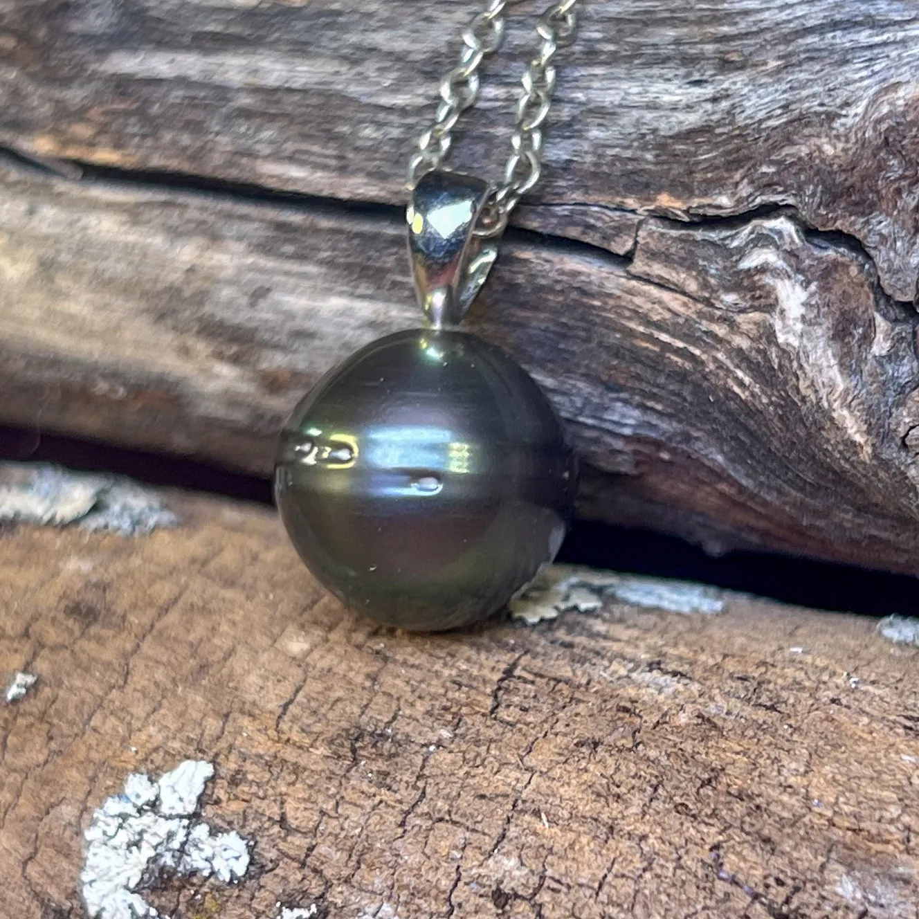 18kt White Gold 13mm Tahitian Black Pearl pendant