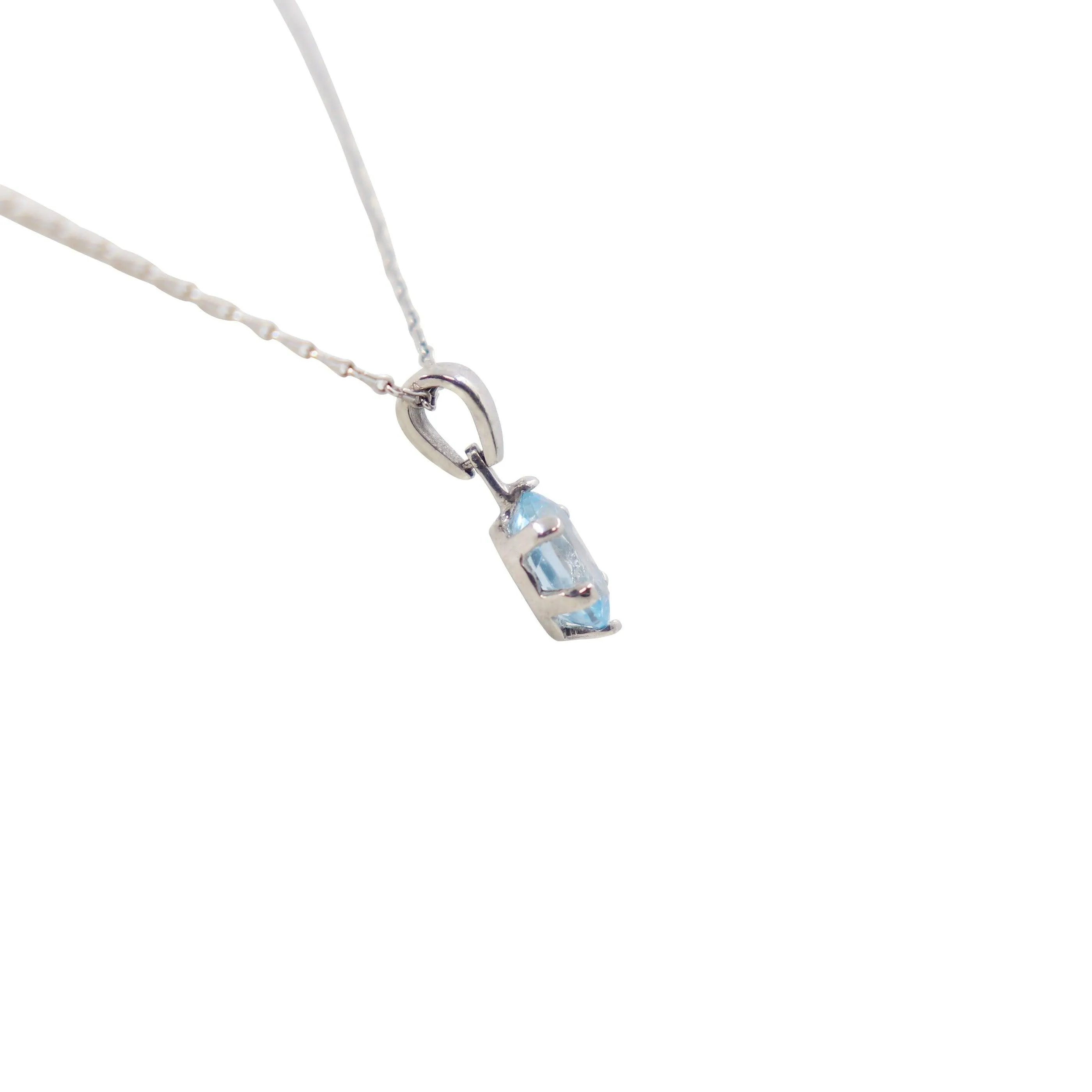 9 kt White Gold Oval Blue Topaz Pendant