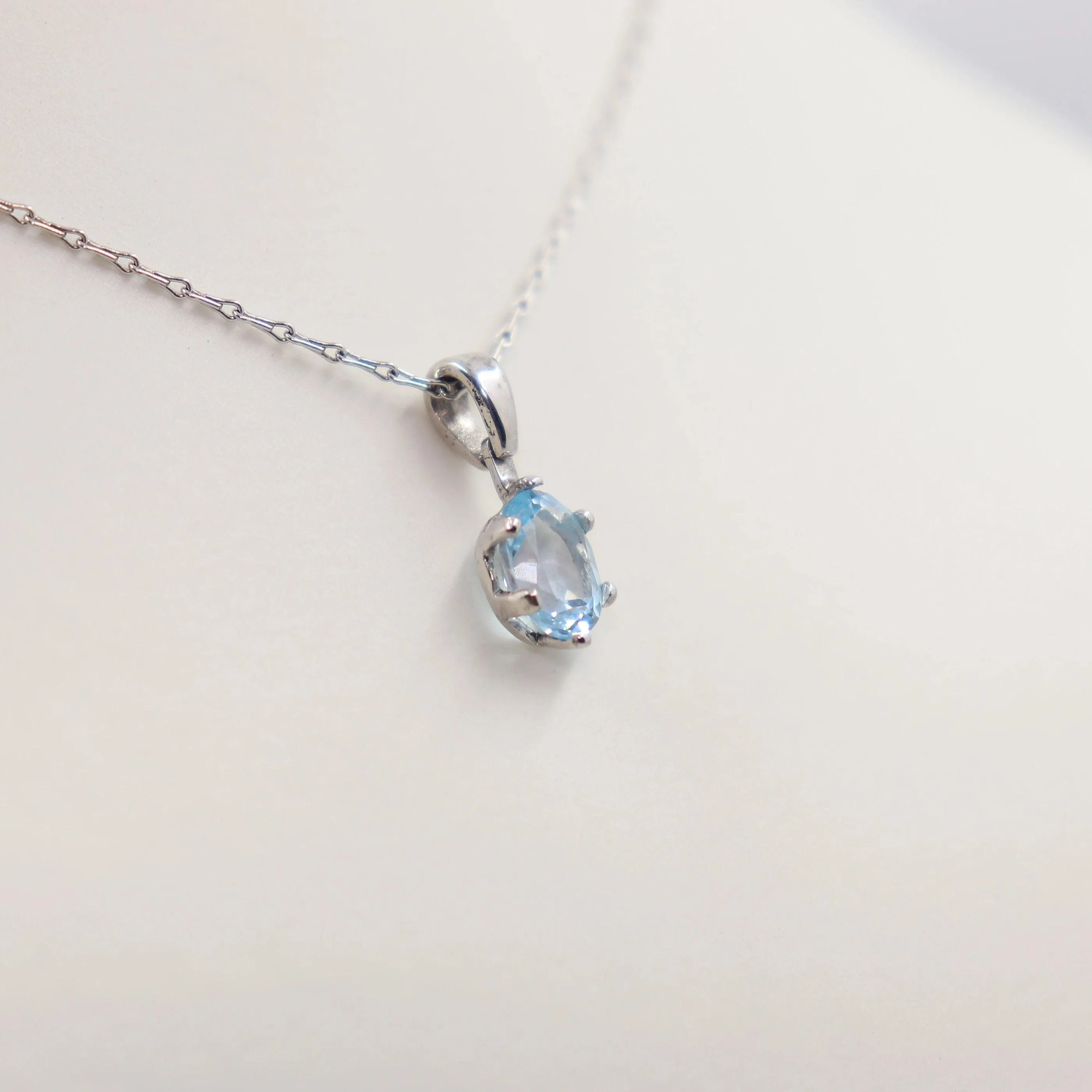 9 kt White Gold Oval Blue Topaz Pendant