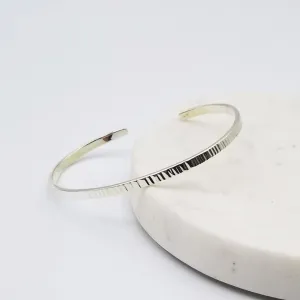 NARROW VERTICAL HAMMERED LINES CUFF